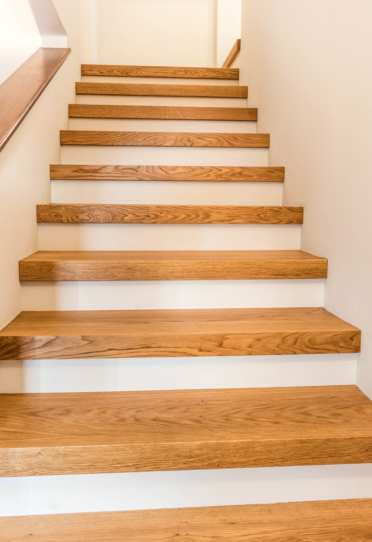 Rivestimento scale in parquet su misura