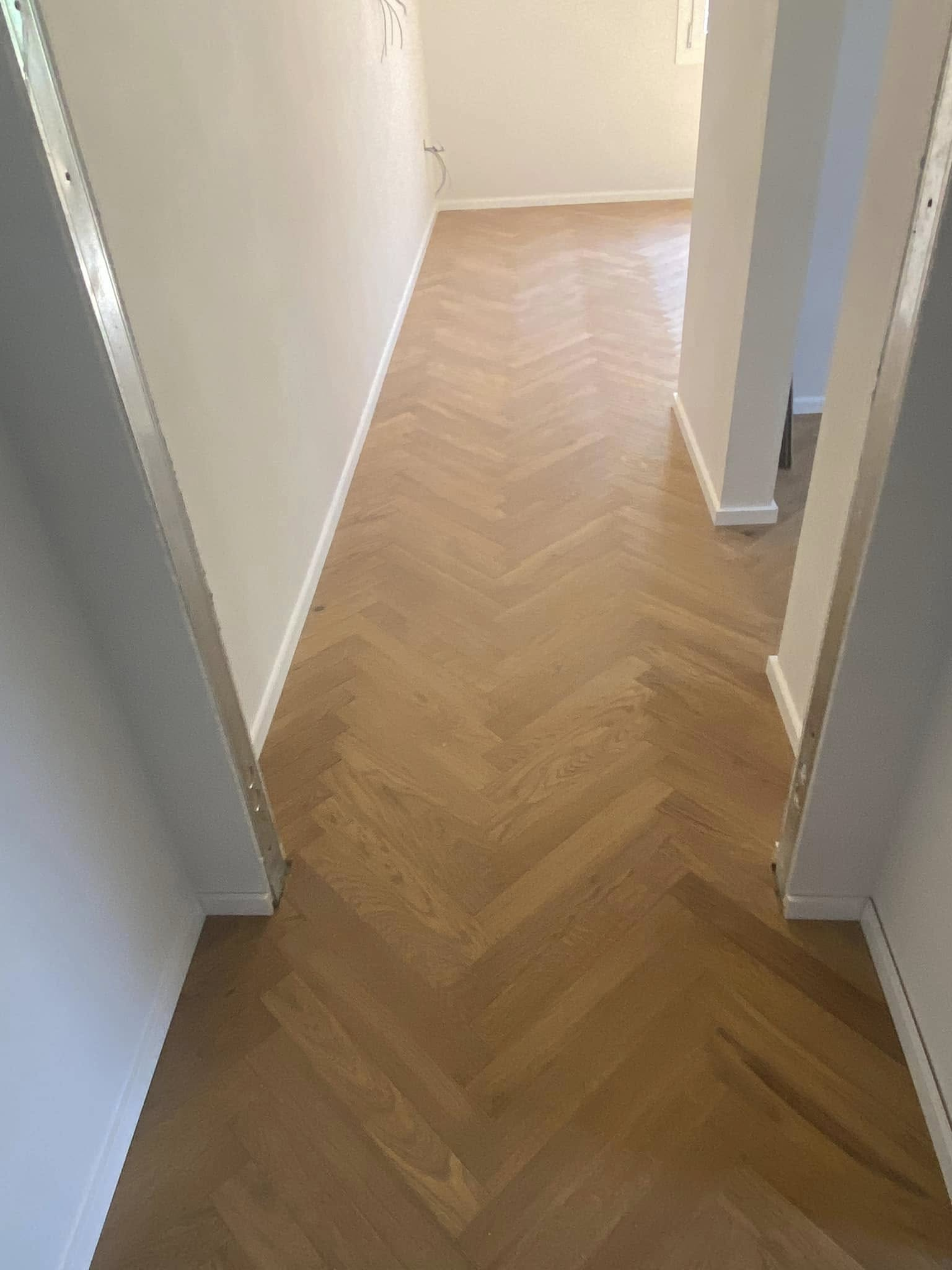 Posa parquet prefinito a spina a Piacenza